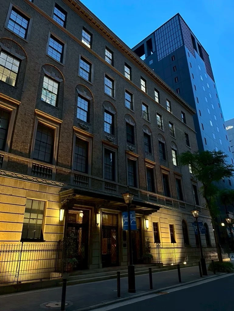 三休橋筋から見た綿業会館の外観