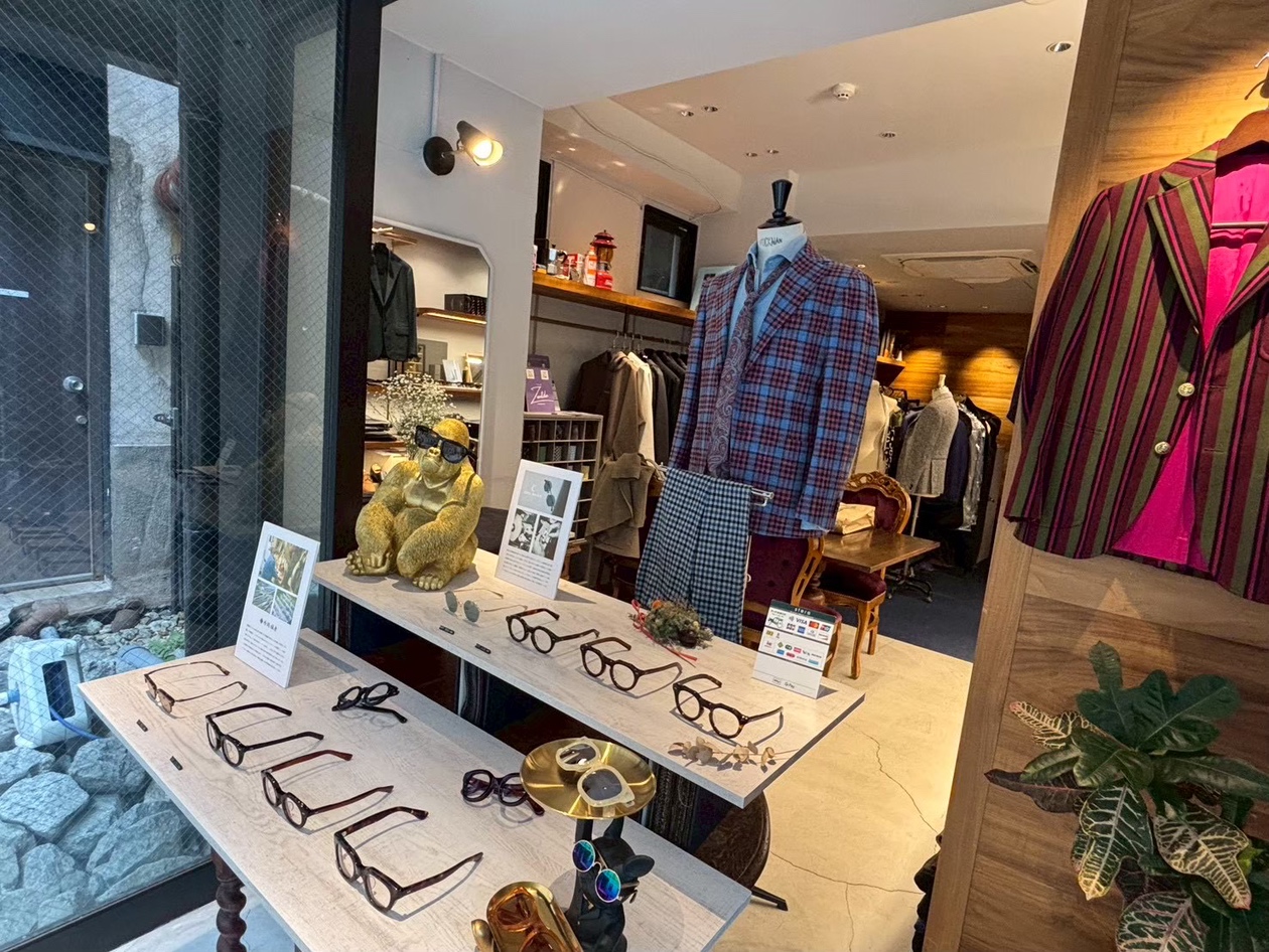 スーツとアイウェアを展示したZENTILEの入口付近