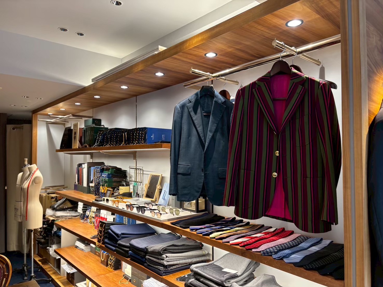 ジャケットとネクタイ、生地を展示したZENTILE店内