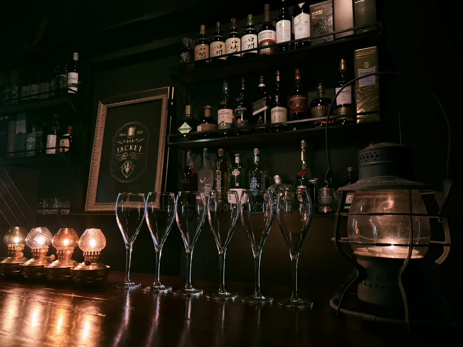 クラシック英国調のBAR JACKET店内